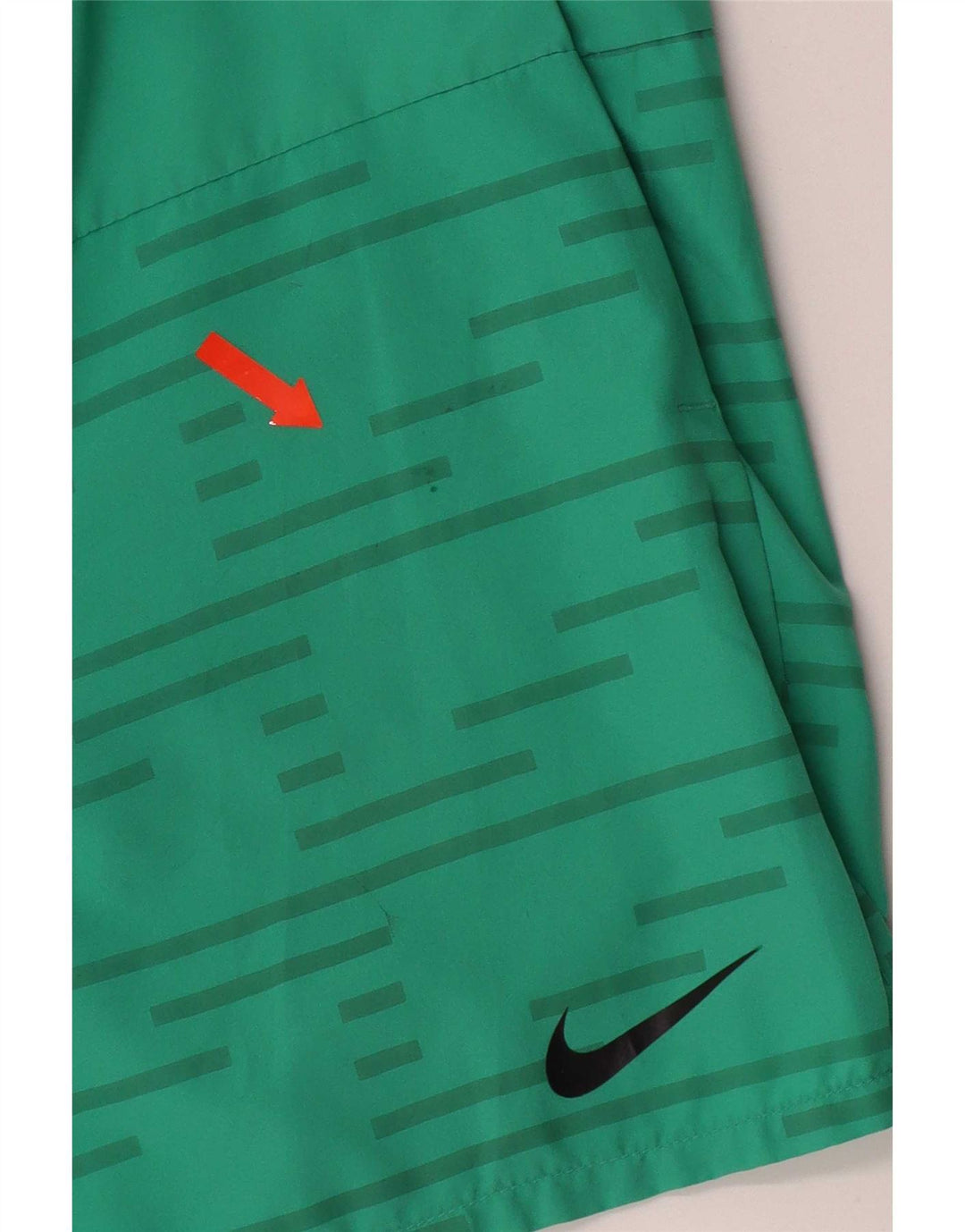 Pantaloni scurți sport Nike Dri Fit pentru bărbați, poliester cu dungi verzi mici