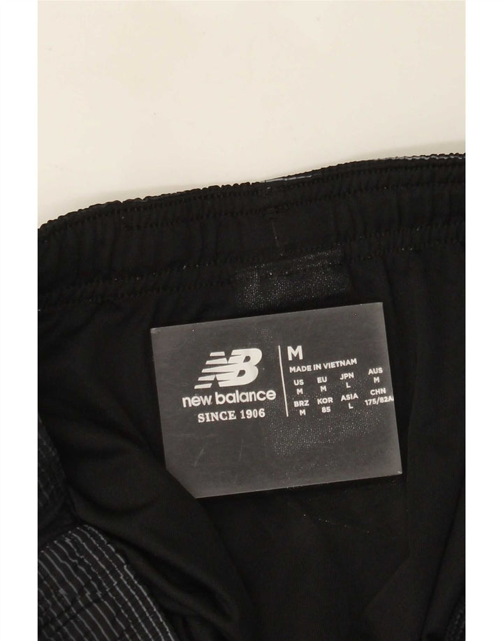 Pantaloni scurți sport grafic New Balance pentru bărbați, poliester cu dungi negre medii