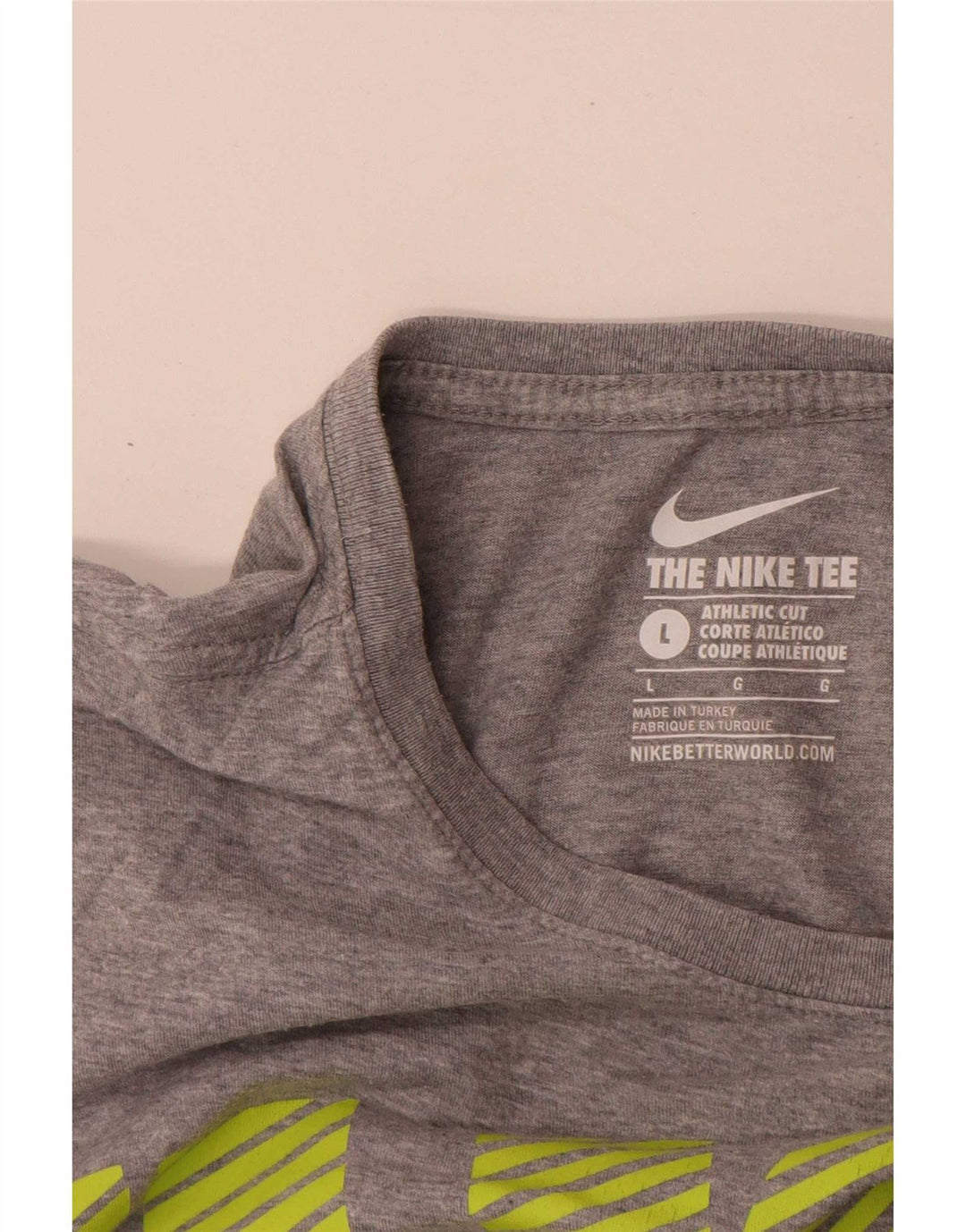 Tricou grafic Nike pentru bărbați, cu croială atletică. Top mare, gri pete