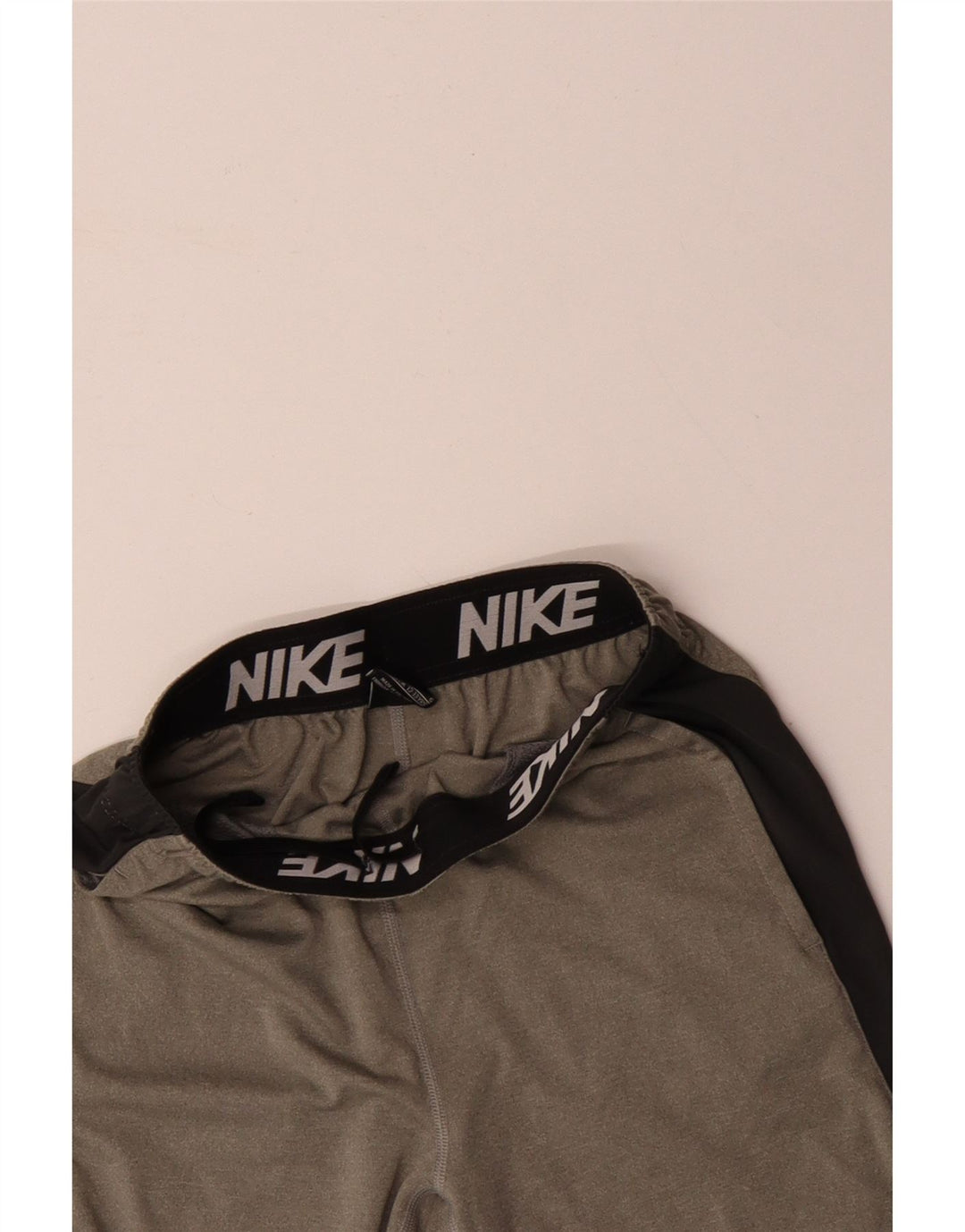 Pantaloni scurți sport NIKE Dri Fit pentru băieți 12-13 ani, mari, gri, color block