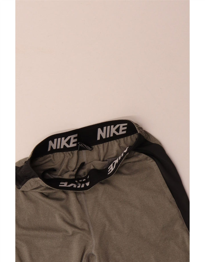 Pantaloni scurți sport NIKE Dri Fit pentru băieți 12-13 ani, mari, gri, color block