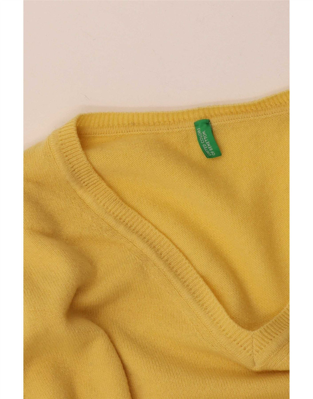 Pulover cu decolteu în V Benetton pentru bărbați, galben mediu