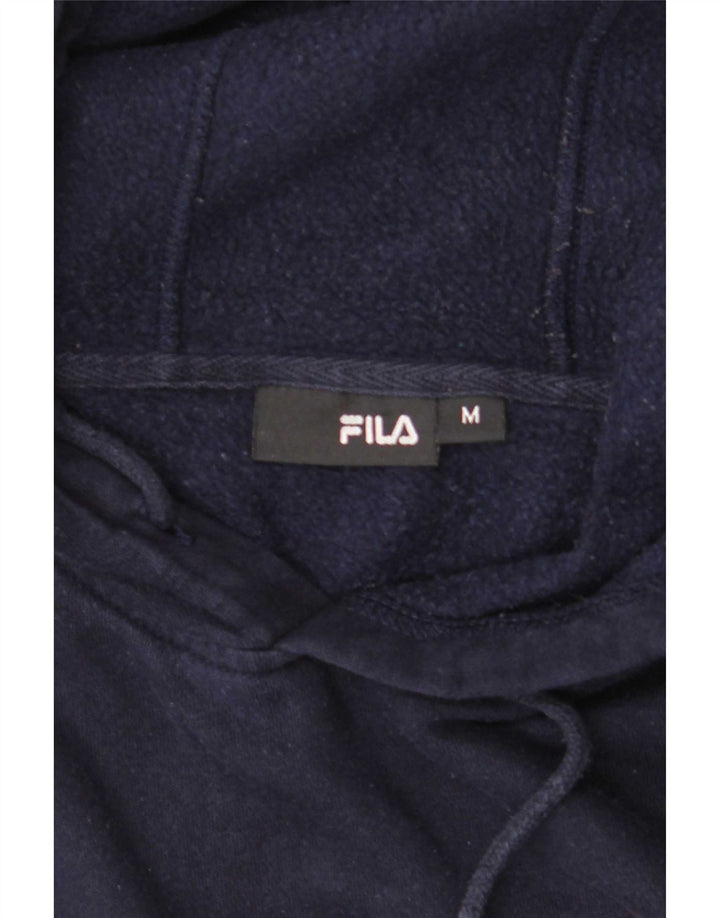 Pulover Fila pentru bărbați cu capota cu grafică, bumbac mediu albastru bleumarin