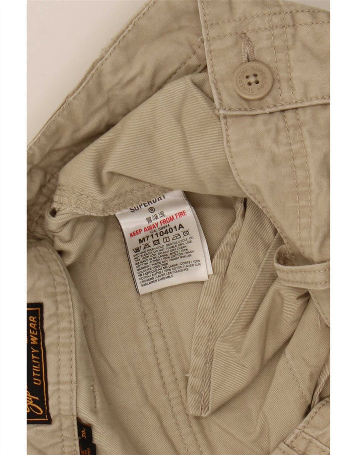 Pantaloni scurți cargo Superdry pentru bărbați W30, bumbac mediu bej