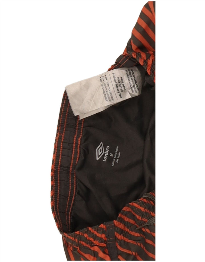 Pantaloni scurți sport Umbro pentru bărbați, poliester cu dungi portocalii medii