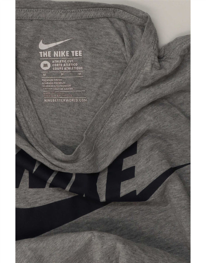 Tricou grafic Nike pentru bărbați, cu croială atletică, top, gri mediu, pete