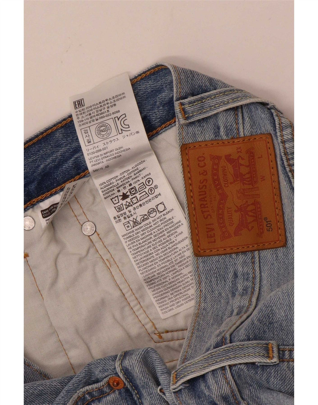 Pantaloni scurți Levi's pentru femei 501 din denim distressed W31, bumbac albastru mediu
