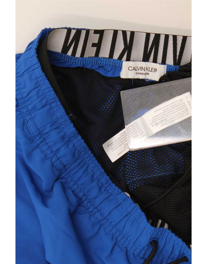 Pantaloni scurți de înot grafic Calvin Klein pentru bărbați, poliester albastru mediu