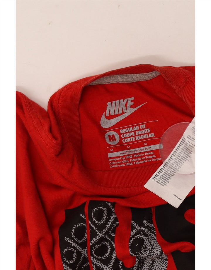 Tricou grafic pentru bărbați Nike Regular Fit Top din bumbac roșu mediu