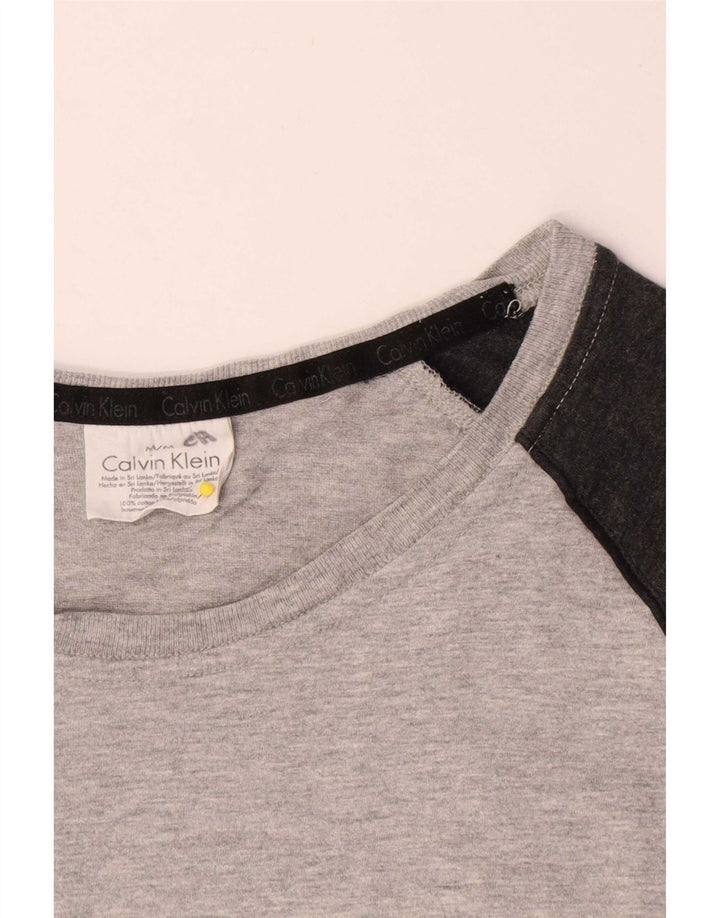 Top grafic Calvin Klein pentru bărbați, cu mânecă lungă, gri mediu, bumbac color bloc
