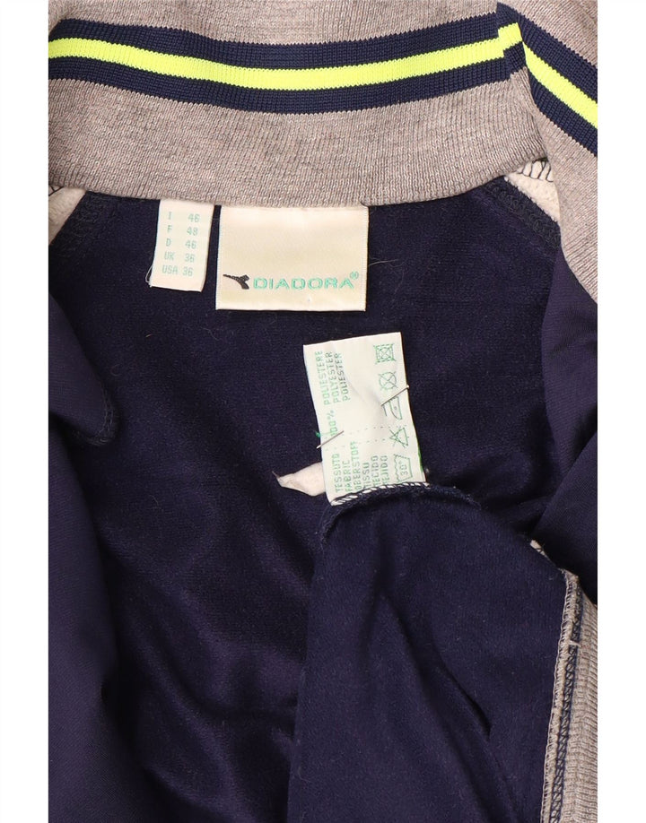 Jachetă de trening cu grafică Diadora pentru bărbați UK 36 Mic, albastru bleumarin