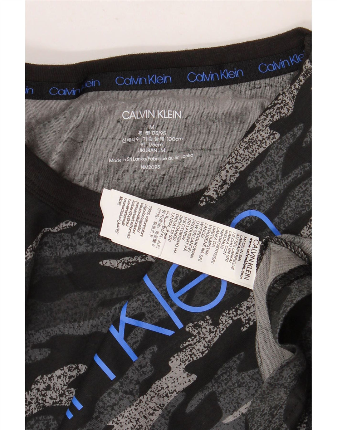 Tricou grafic Calvin Klein pentru bărbați Top mediu negru din bumbac camuflat