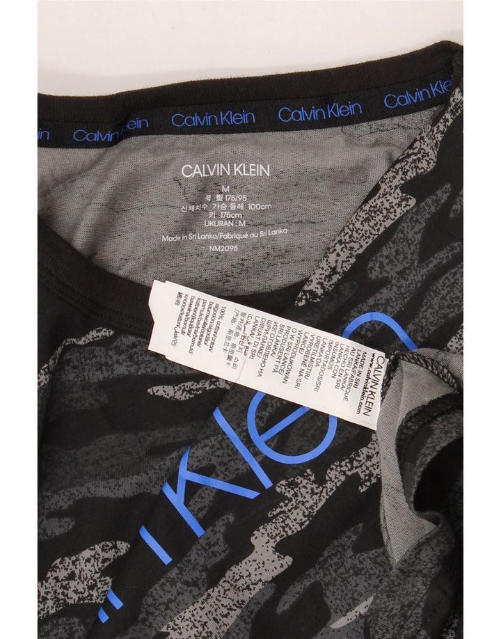 Tricou grafic Calvin Klein pentru bărbați Top mediu negru din bumbac camuflat