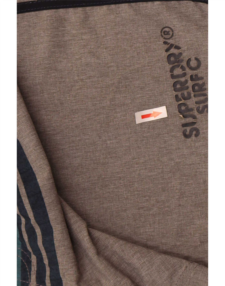 Pantaloni scurți de înot Superdry Graphic Regular pentru bărbați din poliester cu dungi mari, gri