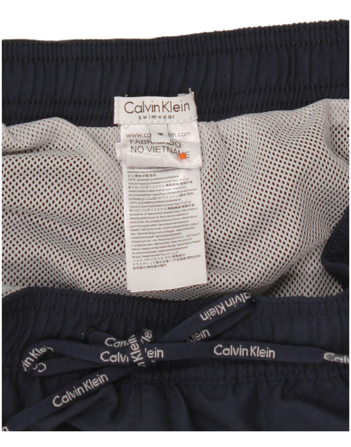 CALVIN KLEIN Pantaloni scurți de înot cu grafică pentru bărbați, medii, albastru bleumarin