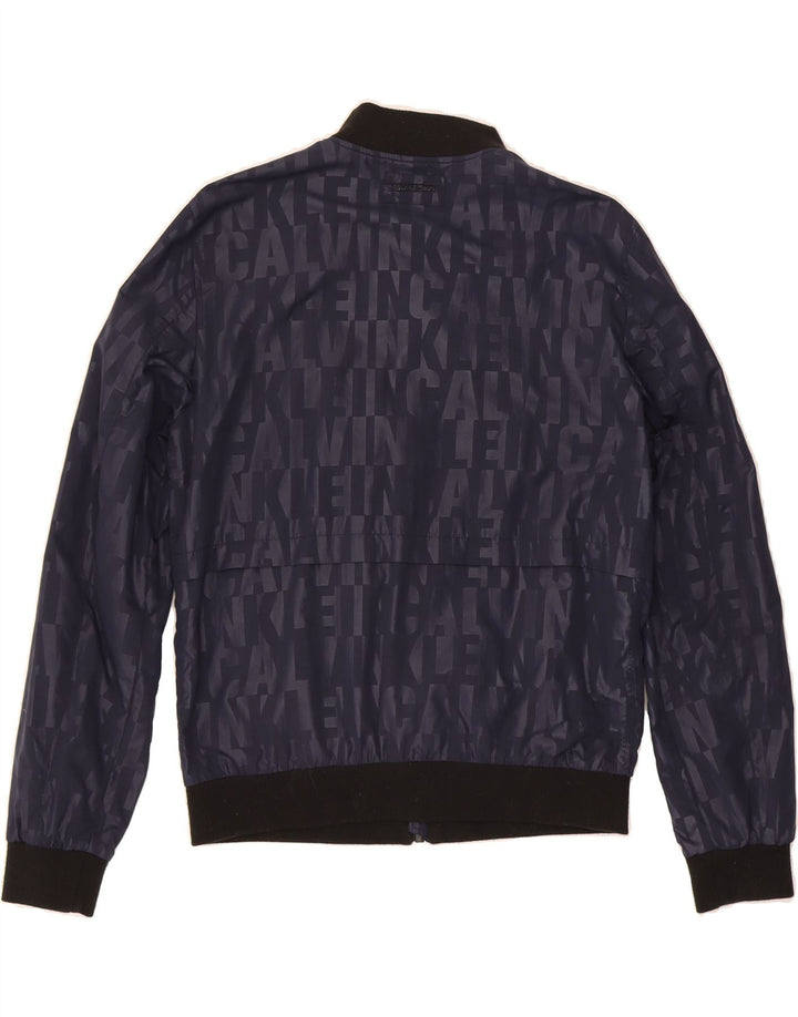 CALVIN KLEIN JEANS Mens Graphic Bomber Jacket UK 38 Medium Navy Blue Vintage Calvin Klein Jeans and Second-Hand Calvin Klein Jeans from Messina Hembry 