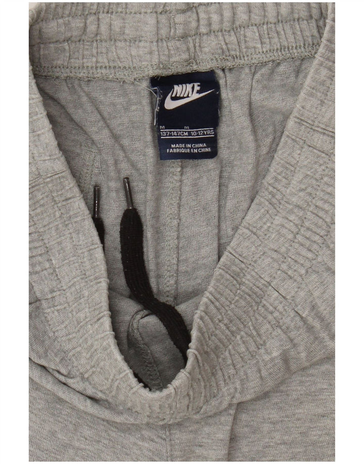 Pantaloni scurți sport grafic Nike pentru băieți 10-11 ani, bumbac, gri mediu