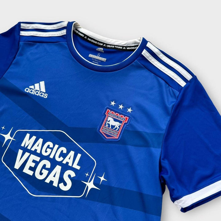 Tricou de fotbal al orașului Ipswich Adidas - Mic