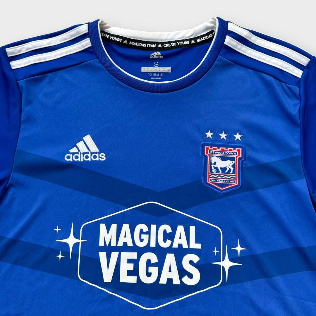 Tricou de fotbal al orașului Ipswich Adidas - Mic