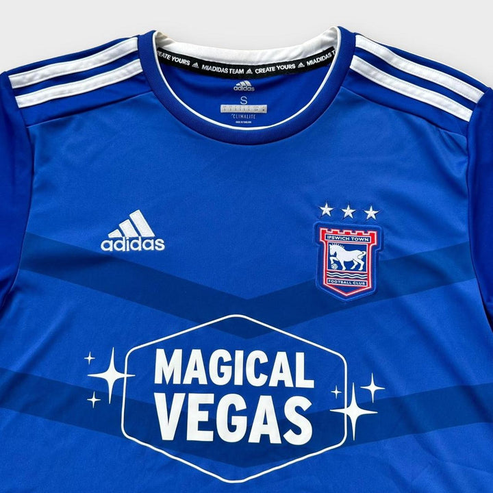 Tricou de fotbal al orașului Ipswich Adidas - Mic