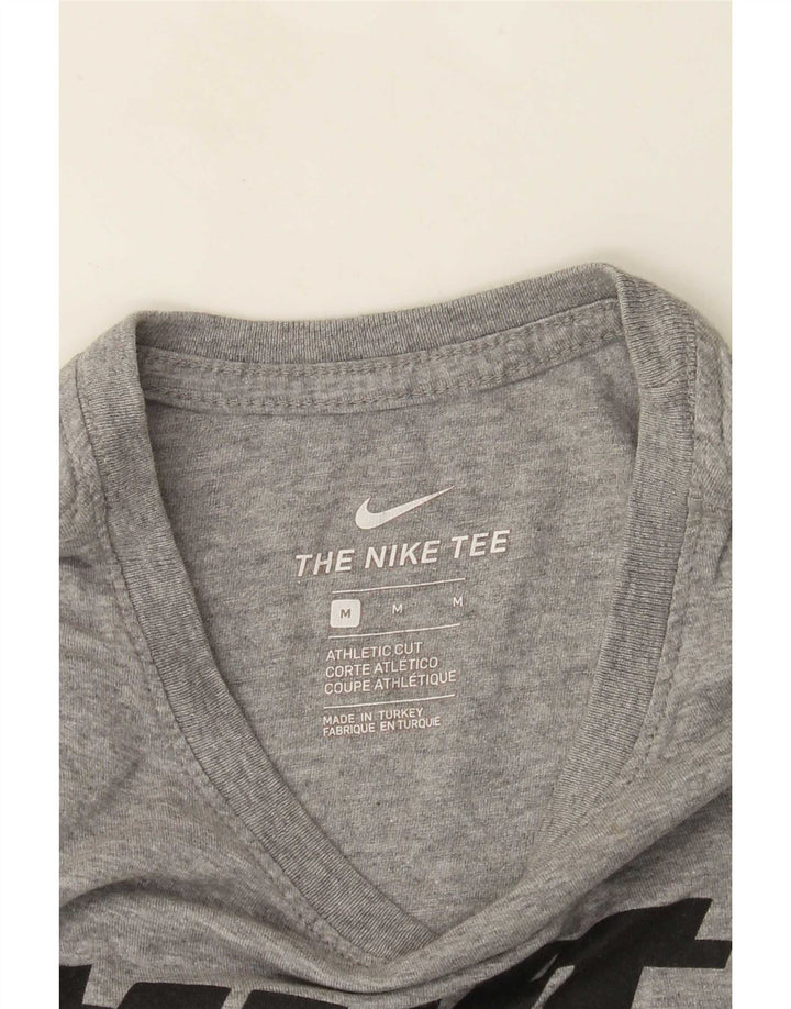 Tricou grafic Nike pentru bărbați, cu croială atletică, top, gri mediu