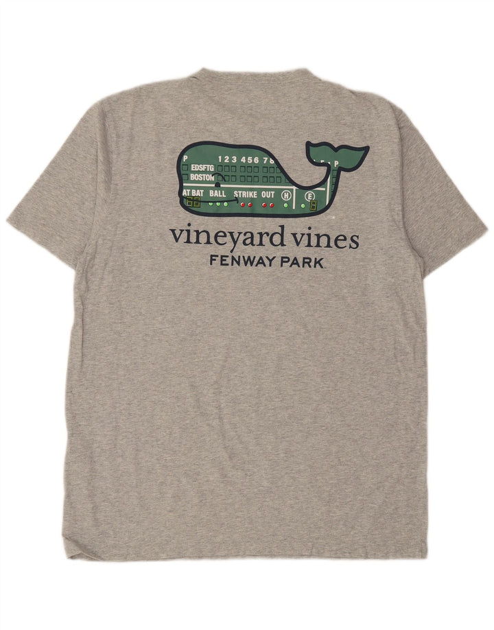 Vineyard Vines Tricou grafic pentru bărbați Top din bumbac gri mediu