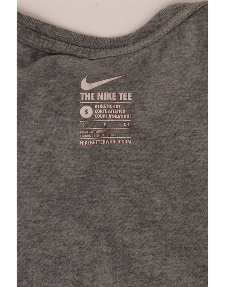 Tricou grafic Nike pentru bărbați, cu croială atletică. Top mic, gri, pete