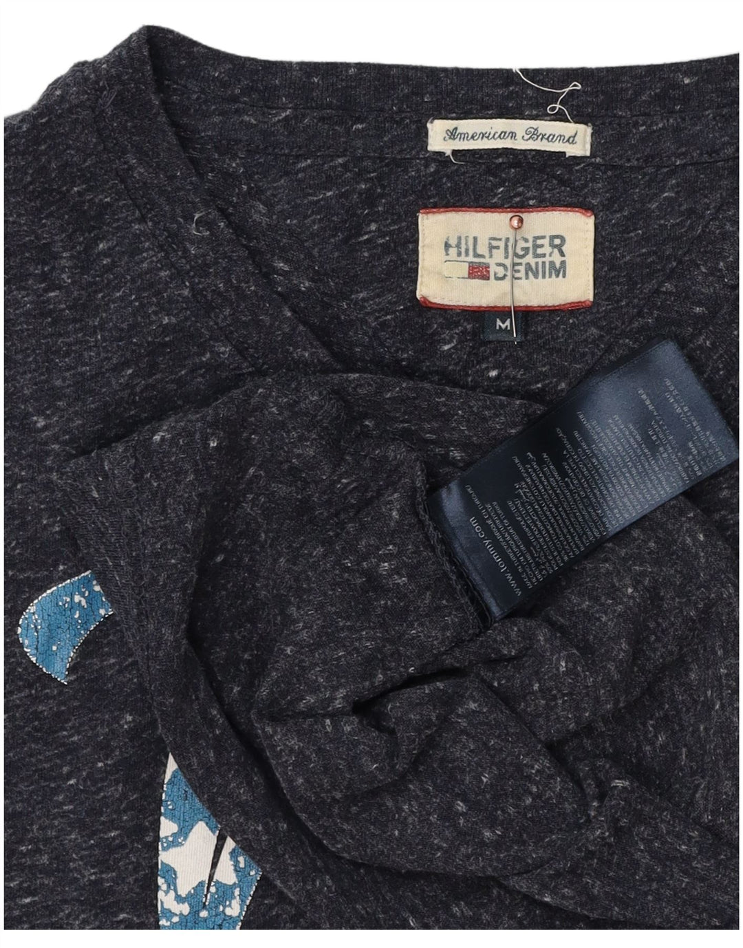 Tricou cu grafic Tommy Hilfiger pentru bărbați Top mediu albastru bleumarin din poliester pătat