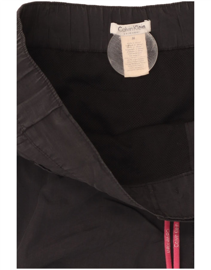Pantaloni scurți de înot grafic Calvin Klein pentru bărbați, nailon mediu negru
