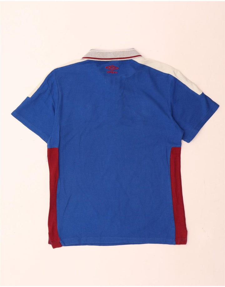 Tricou polo grafic Umbro pentru bărbați, albastru mediu, bloc de culoare