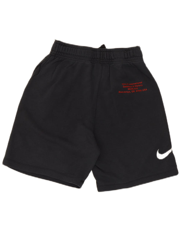 Pantaloni scurți sport Nike Swoosh Graphic pentru băieți 12-13 ani, mari, albastru bleumarin, bumbac