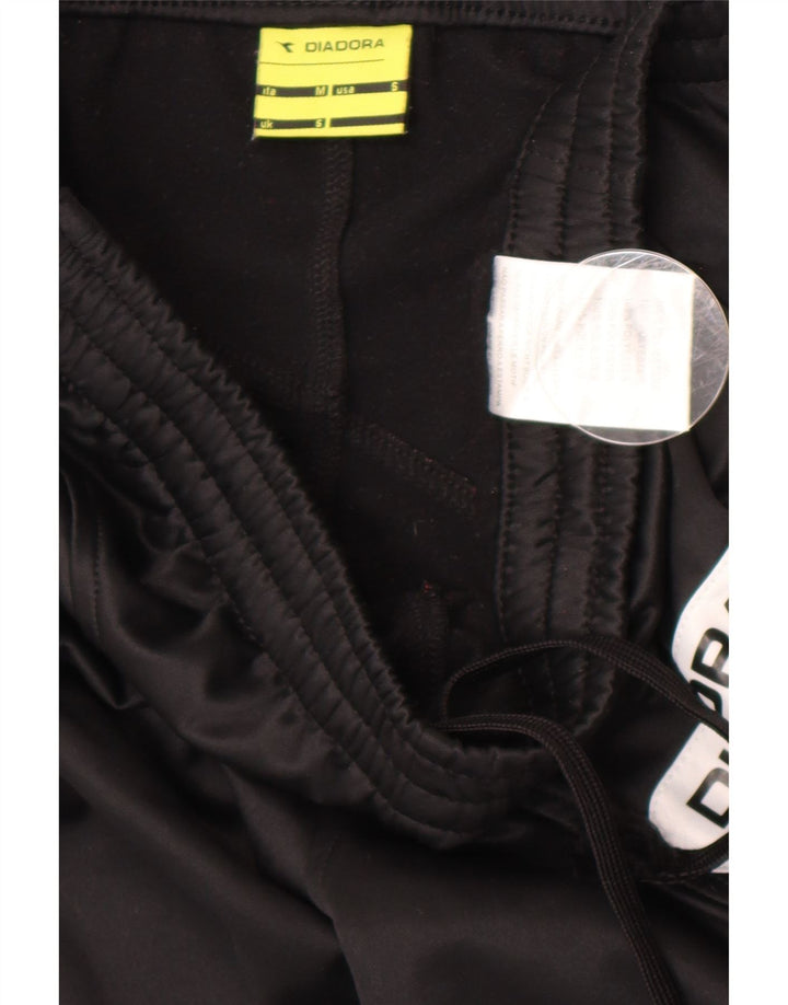 Pantaloni de trening grafic Diadora pentru bărbați, poliester negru mic
