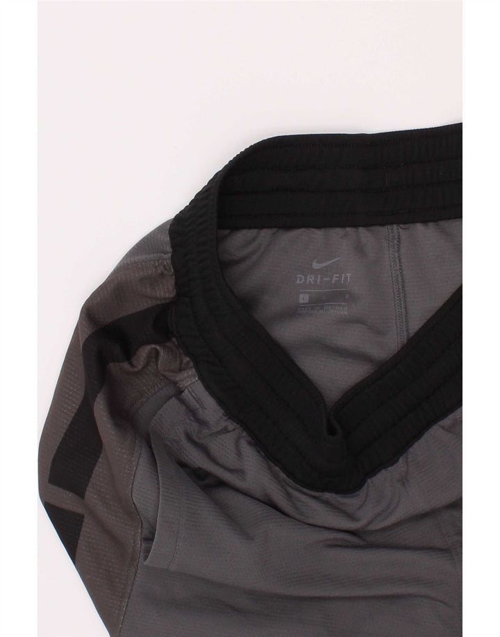 Pantaloni scurți sport Nike Dri Fit Graphic pentru băieți 12-13 ani, mari, gri, poliester