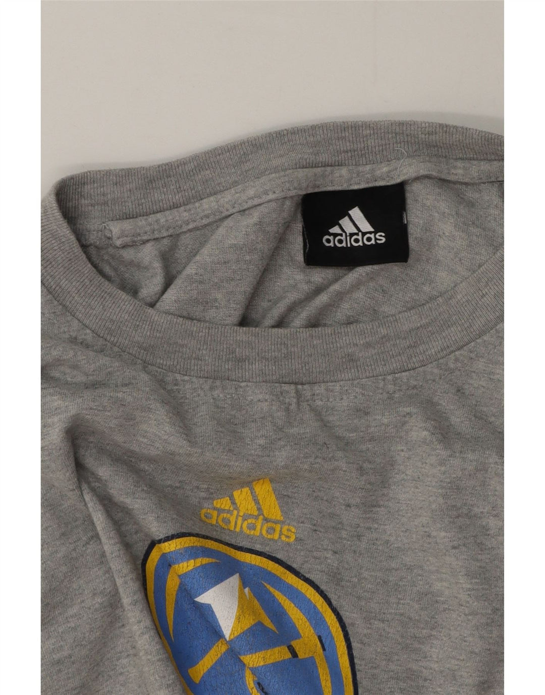 Adidas pentru bărbați Denver Nuggets Graphic Top cu mânecă lungă, gri mediu pete