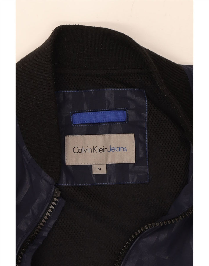 CALVIN KLEIN JEANS Mens Graphic Bomber Jacket UK 38 Medium Navy Blue Vintage Calvin Klein Jeans and Second-Hand Calvin Klein Jeans from Messina Hembry 