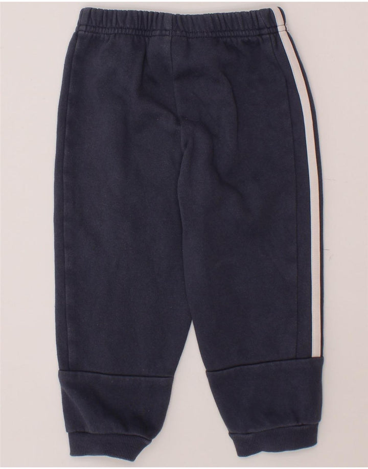 Trening complet cu grafic pentru bebelusi ADIDAS 12-18 luni, albastru bleumarin