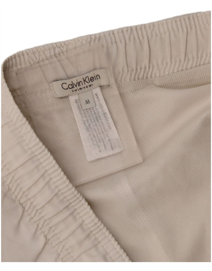 Pantaloni scurți de înot grafic Calvin Klein pentru bărbați, poliester alb mediu